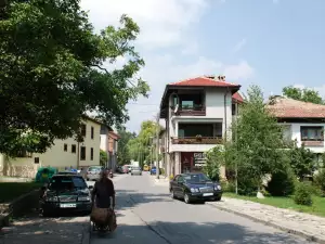 Банско през лятото - Picture Тиха уличка в центъра на банско