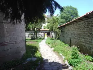 Църкви - Picture В двора на църквата