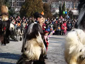 Кукери - Picture Кукери на площада в Разлог