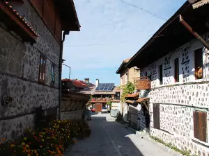 Банско през лятото - Picture По уличките на стария град в Банско