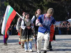 Кукери - Picture Кукерско Хоро в Разлог