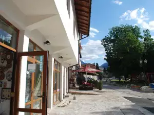 Банско през лятото - Picture Магазинчета пред църквата Света Троица