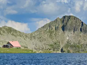 Tevno Ezero Refuge and Lake