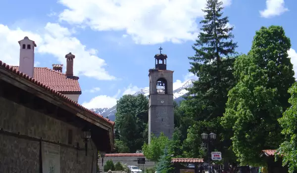 Църквата в Банско през лятото